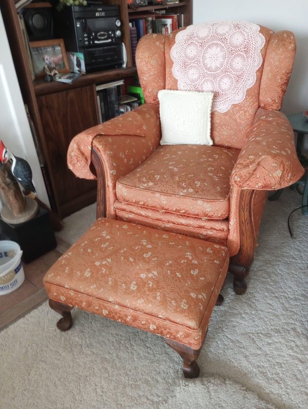 livingroom_085516392_grandChairStool02