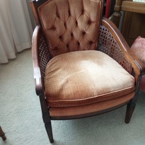 livingroom_085649517_orangeChair02