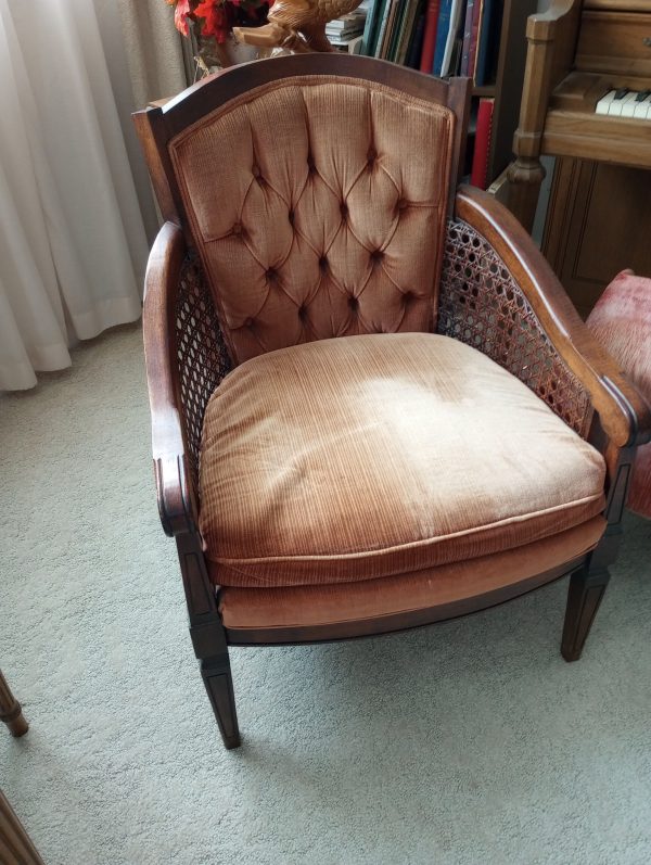 livingroom_085649517_orangeChair02