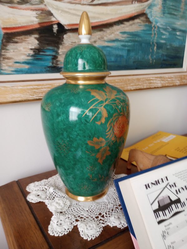 livingroom_085717989_GreenLidVase02