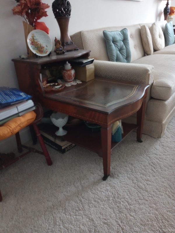 livingroom_085824843_endTable02