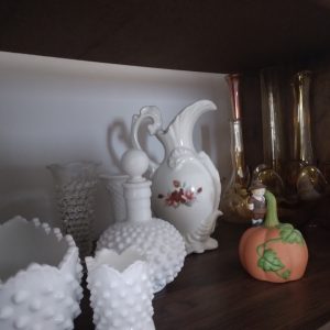 livingroom_090130_whiteGlassPieces