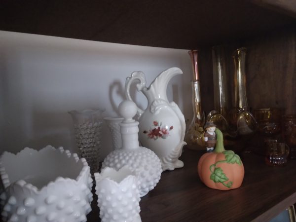 livingroom_090130_whiteGlassPieces
