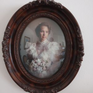 livingroom_134010930_connieWeddingPicture