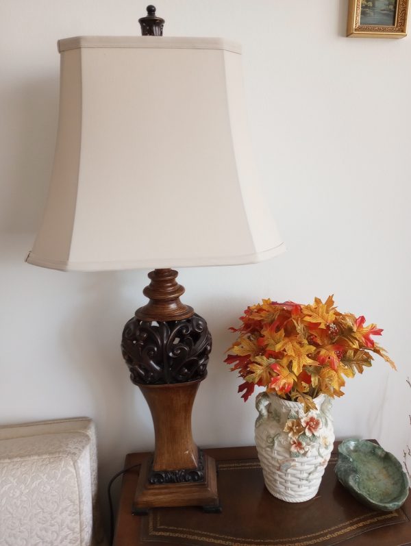 livingroom_145518169_sixLegSmallTable