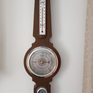livingroom_145639252_woodenWallThermometer02