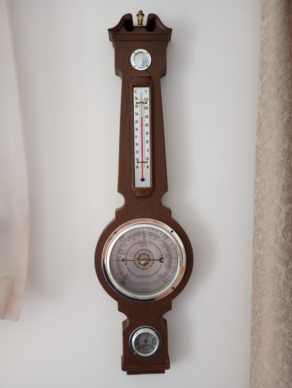 livingroom_145654913_woodenWallThermometer02