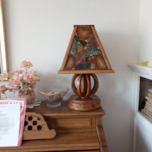 livingroom_145713494_stainGlassLamp
