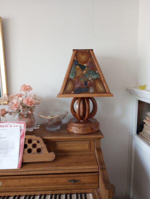 livingroom_145713494_stainGlassLamp
