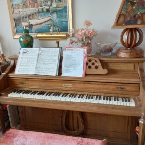 livingroom_145728507_baldwinPiano