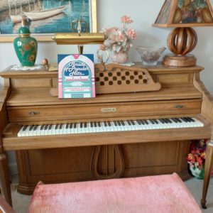 livingroom_145820987_baldwinPiano