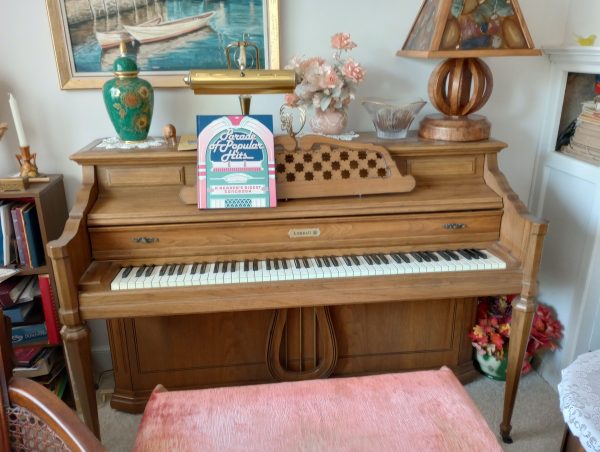 livingroom_145820987_baldwinPiano