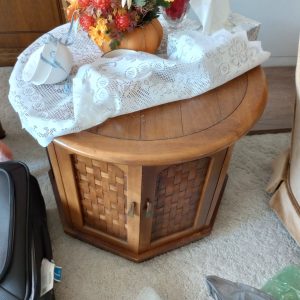 livingroom_150042187_roundEndTable