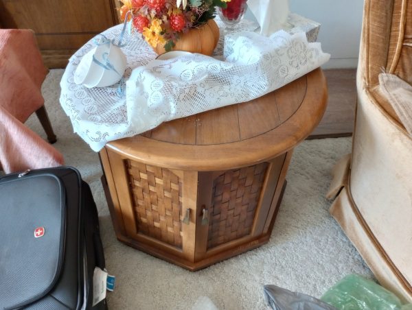 livingroom_150042187_roundEndTable