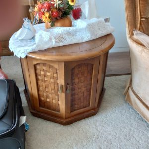 livingroom_150056327_roundEndTable