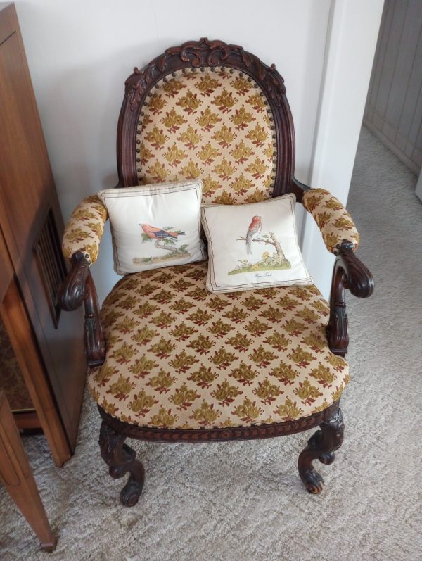 livingroom_150149948_antiqueChair