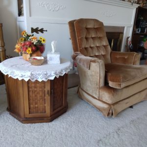 livingroom_175941_roundEndTableChair