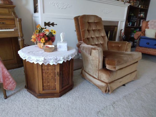 livingroom_175941_roundEndTableChair