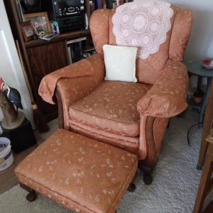 livingroom_180037_grandChairFootStool01