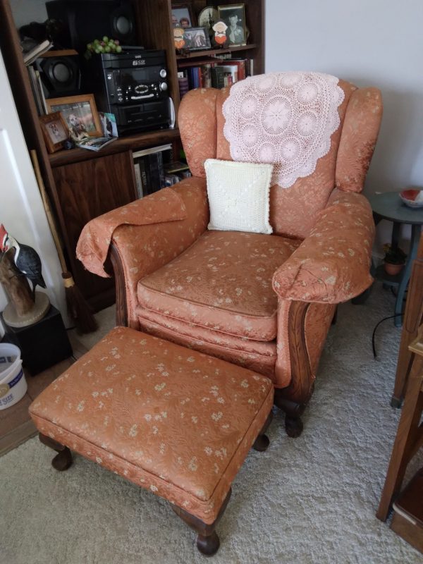 livingroom_180037_grandChairFootStool01